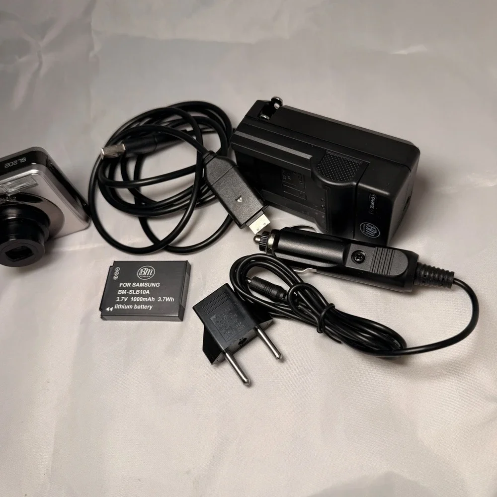 Samsung SL202 Digital Camera 10.2MP 3x Zoom Silver For Repair Bundle Powers On